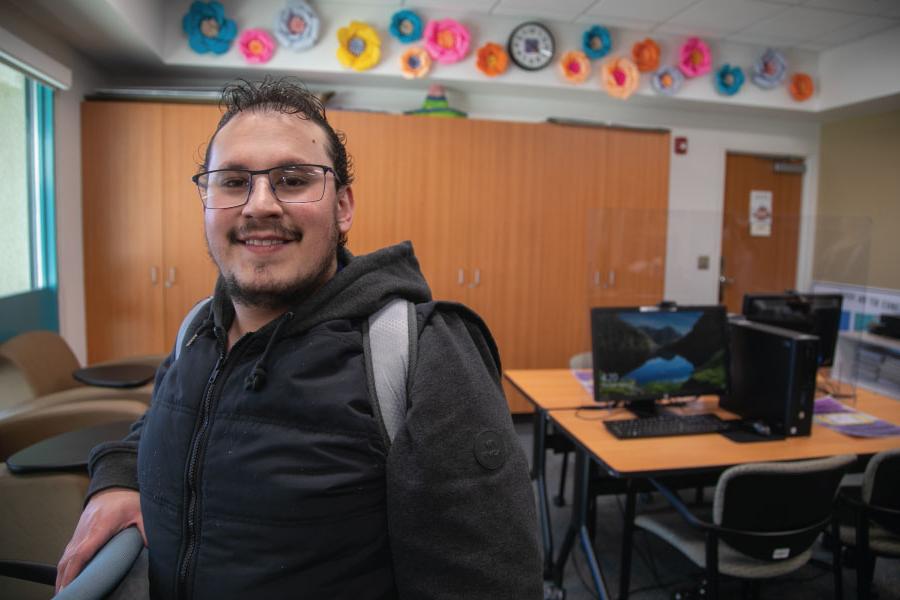 Estudiante en el aula del San Jaun College