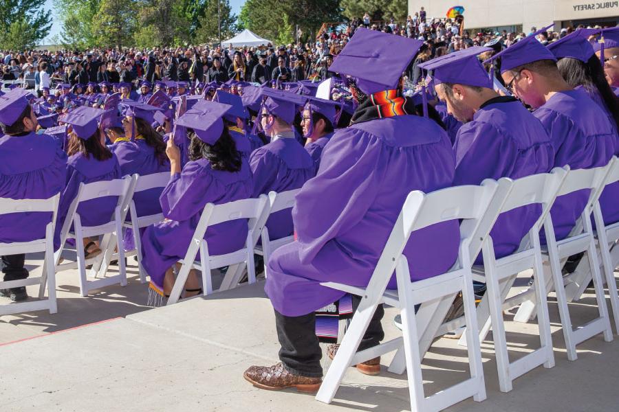 Graduados sentados en sillas